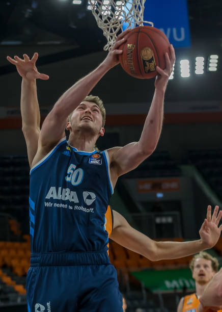 下的强硬冲 下的强硬冲